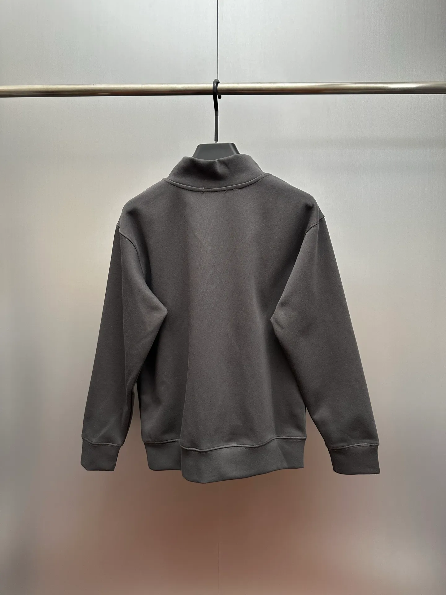 P250 Ralph Lauren/Ralph Lauren classic small logo embroidered turtleneck half-zip sweatshirt, simple and versatile ~ super delicate and soft, close to the body without being tied. Perfectly reflects the brand's sense of superiority. The cut is standard, comfortable to stretch, unrestricted in movement, and highly practical to wear. Classic and simple style, with pony embroidery pattern on the chest, imported machines, three-dimensional and full. Original Polo brass zipper, three-dimensional windproof lapels, taking into account warmth and cool lines, full of coolness, half-open lazy mode. The fit is loose, whether worn alone or layered, you can wear different styles of fashion with just one piece. Color: black, white, gray, brown, navy. Size: S-xL